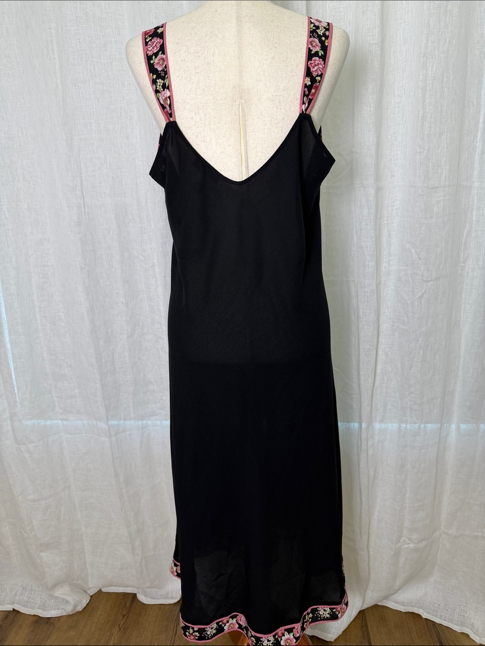 Oscar de la Renta Sleepwear Black Chemise with Pink Floral Embroidered Trim - Picture 4 of 5